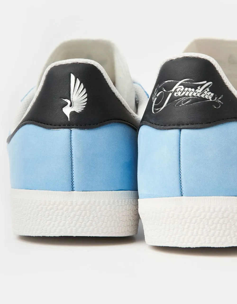 Nba Adidas Basketball Shoes adidas x Familia x Minnesota Utd FC Gazelle Skate Shoes - Crystal White/Core Black/Better Scarlet