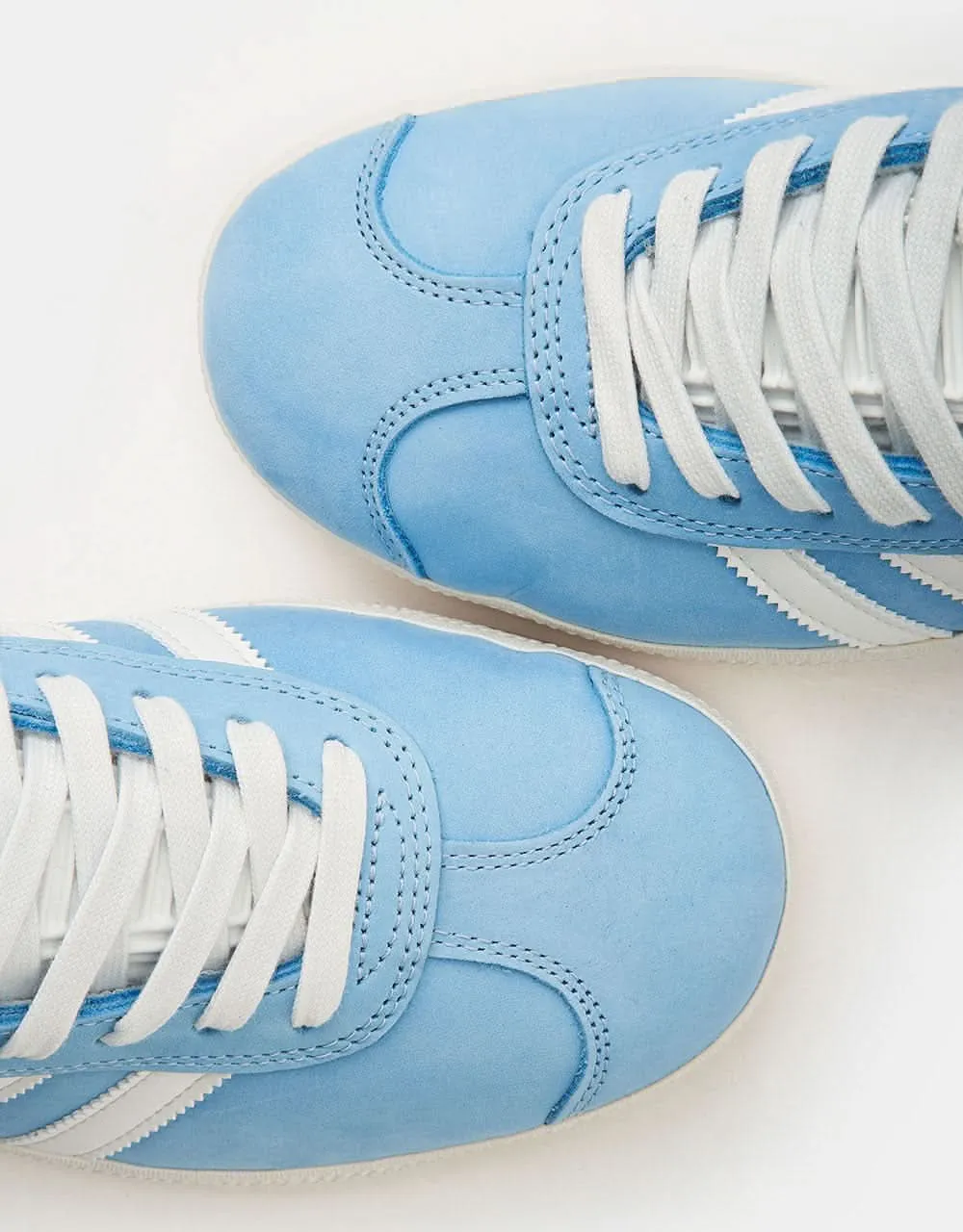 Adidas Anime Shoes adidas x Familia x Minnesota Utd FC Gazelle Skate Shoes - Crystal White/Core Black/Better Scarlet