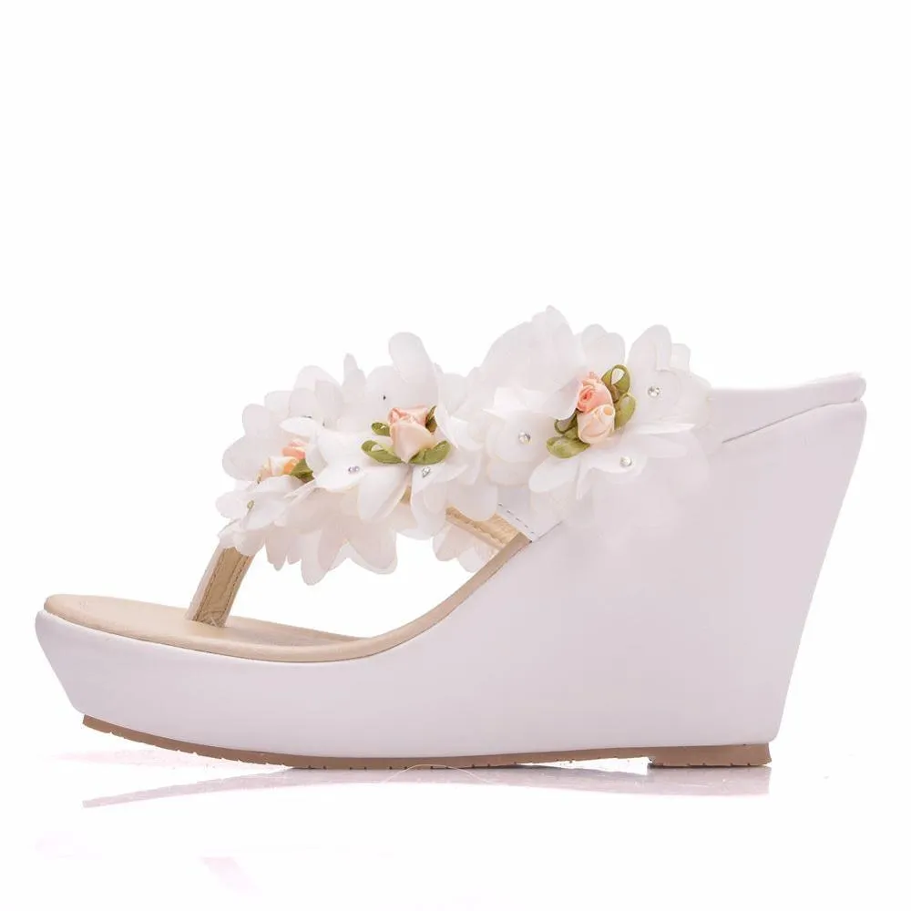 Crystal Queen Women Slippers Summer White Color Lace Flower Style Beaches Flip Flops Platform Sandals Open-toed Casual Shoes Flip Flop Decor
