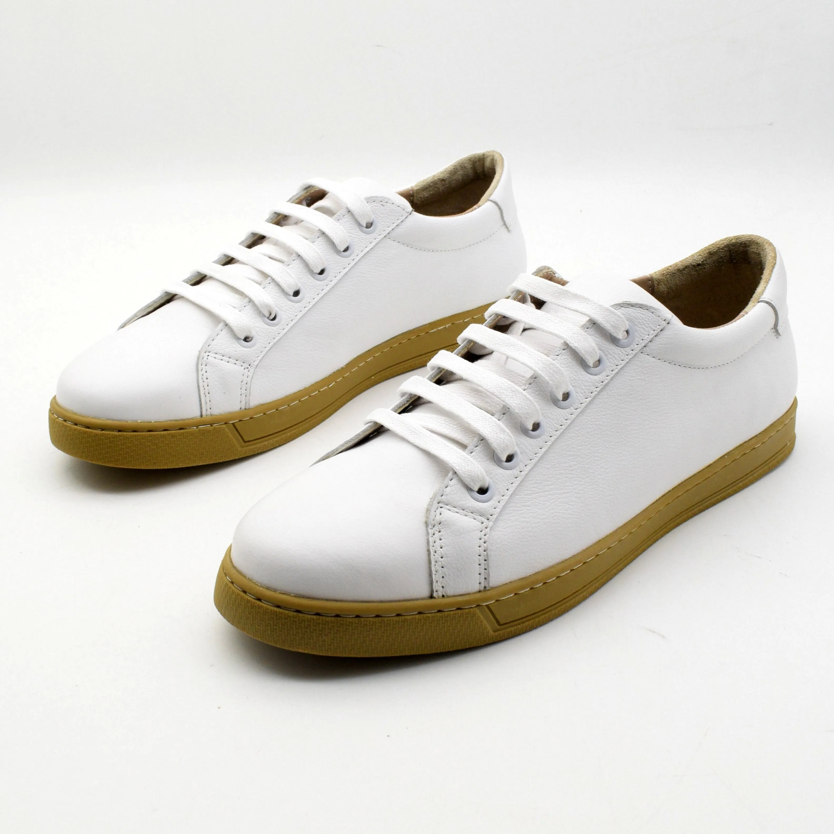 Good Running Sneakers For Beginners LEATHER LOW TOP SNEAKERS - GUM SOLE