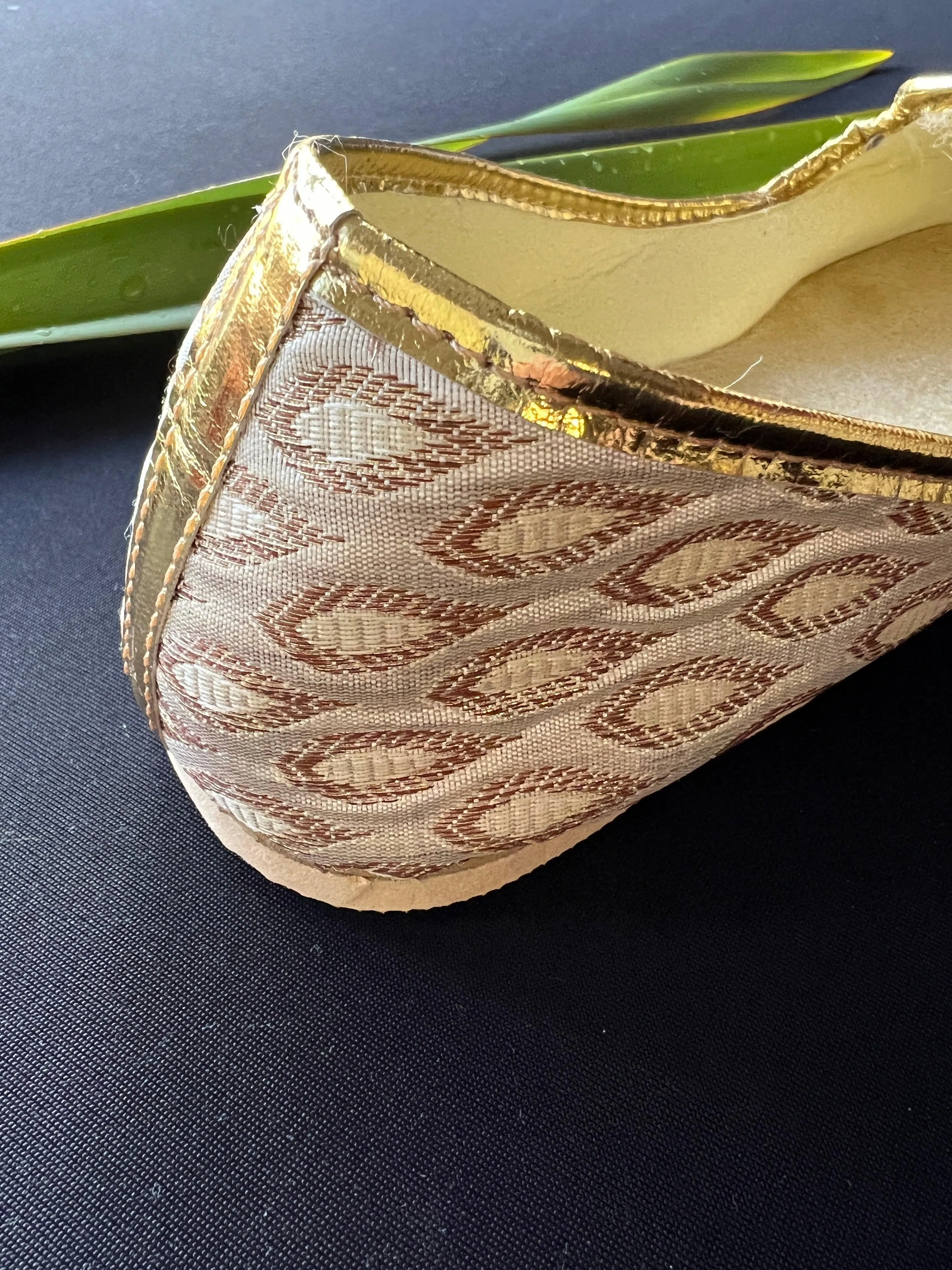 Off White Mens Mojaris | Indian Wedding Shoes  | Mens Handmade Juttis | Indian Ethnic Wedding Footwear for Men | India Store | Shoes for Men Best Work Boot Brand