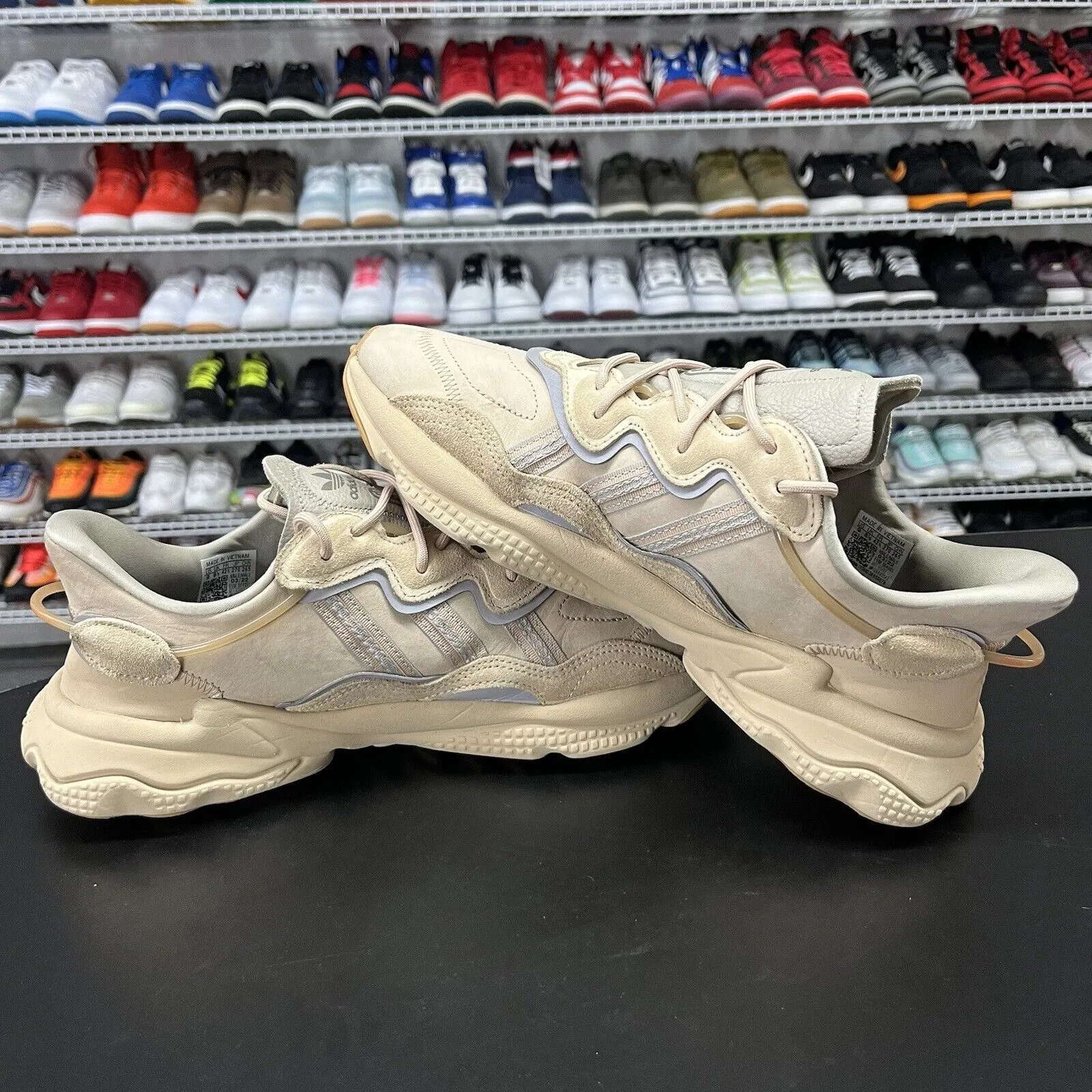 Adidas Originals Ozwego Low Top Beige Sneakers EE6462 Men's Size 9 Kyrie Basketball Sneakers