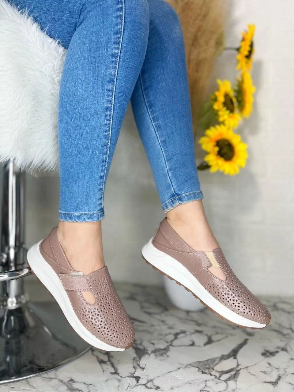 Breathable Perforated Leather Slip-Ons Laceless Slip On Sneakers