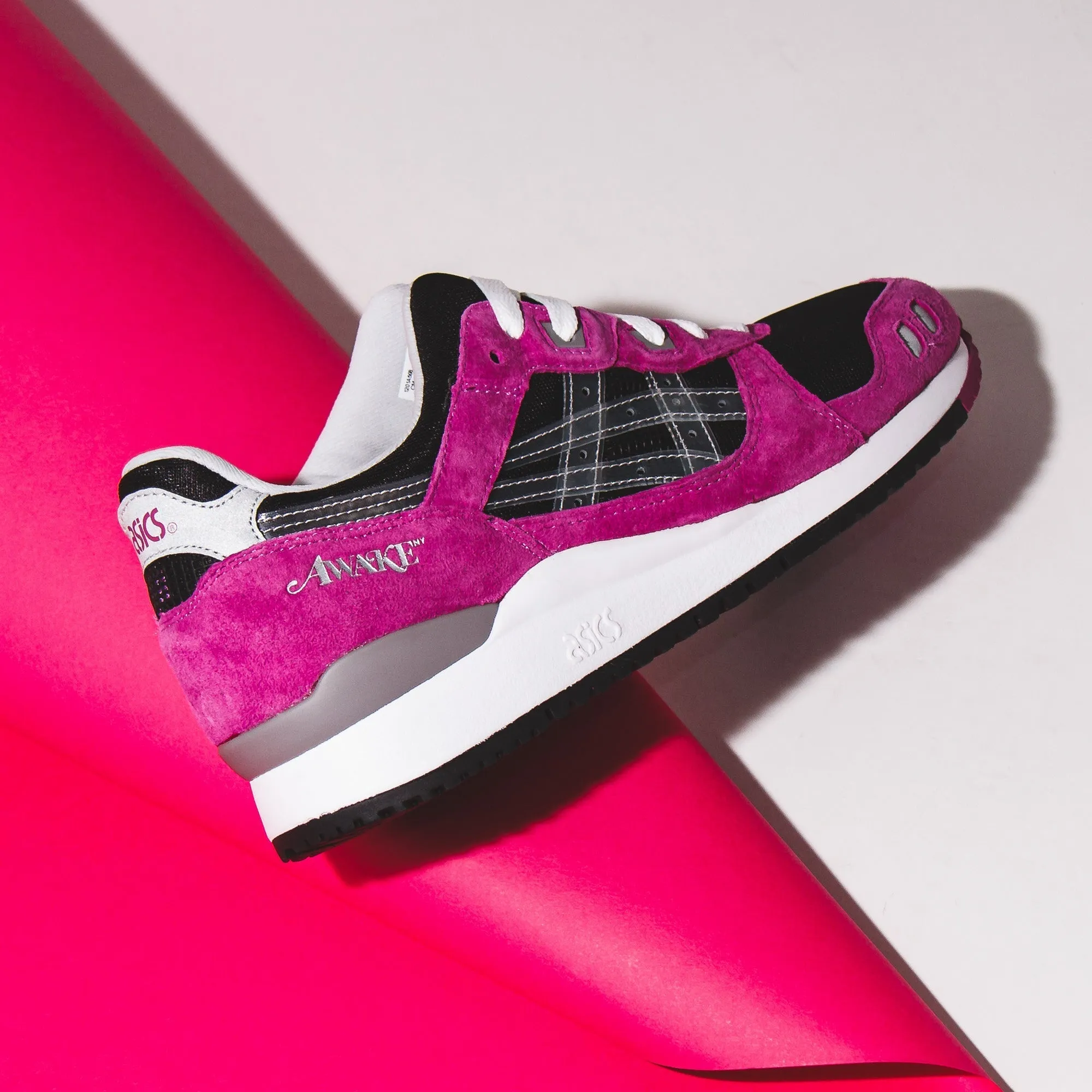 Asics Novablast Sportstyle Running Shoes Asics Men x Awake NY Gel-Lyte III OG Black Pink Core 1201A568-001