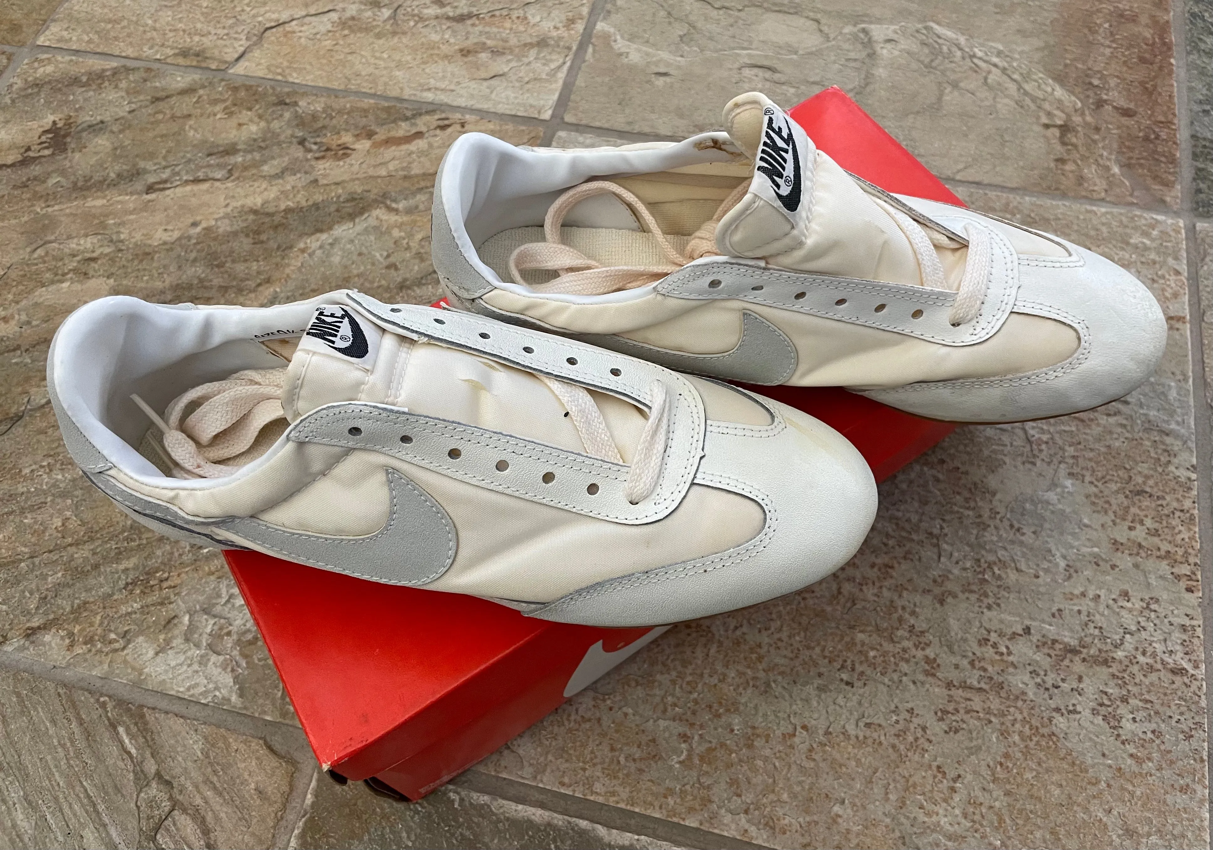 Wide Asics Running Shoes Vintage Nike Turf King Soccer Football Cleats, Size 9.5 ###